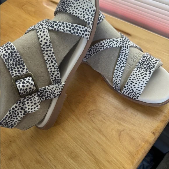 TOMS Print Strappy Sandals 8.5 W with buckle Like New - Picture 3 of 8